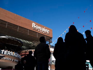 Clientes y visitantes durante la reapertura de gran parte de las tiendas del centro comercial de Bonaire.