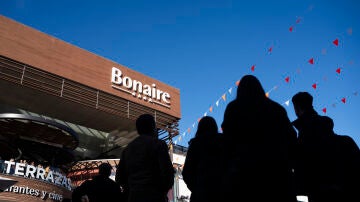 Clientes y visitantes durante la reapertura de gran parte de las tiendas del centro comercial de Bonaire.