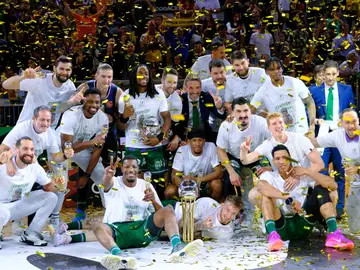 Unicaja posa con el trofeo de campeón de la Copa del Rey 2025 Unicaja posa con el trofeo de campeón de la Copa del Rey 2025