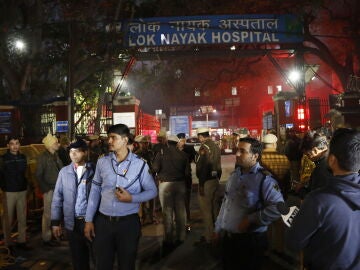 La policía y personal de seguridad frente al Hospital Lok Nayak Jai Prakash Narain