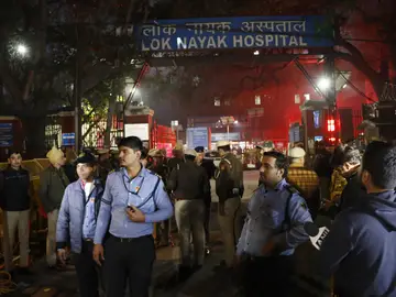 La policía y personal de seguridad frente al Hospital Lok Nayak Jai Prakash Narain La policía y personal de seguridad frente al Hospital Lok Nayak Jai Prakash Narain