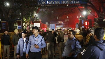 La policía y personal de seguridad frente al Hospital Lok Nayak Jai Prakash Narain