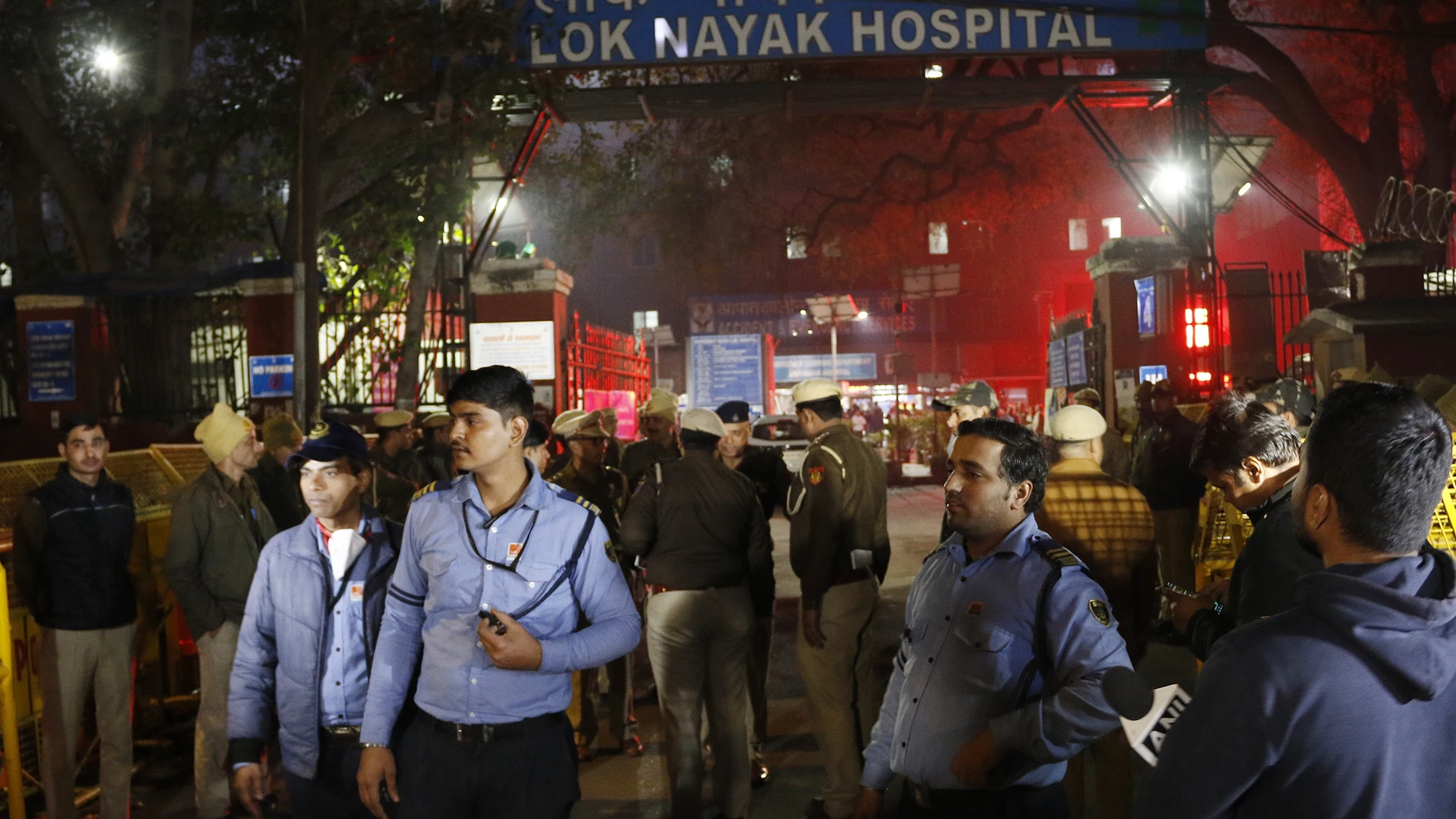 La policía y personal de seguridad frente al Hospital Lok Nayak Jai Prakash Narain La policía y personal de seguridad frente al Hospital Lok Nayak Jai Prakash Narain