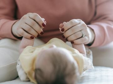 Imagen de archivo de una madre y un bebé.