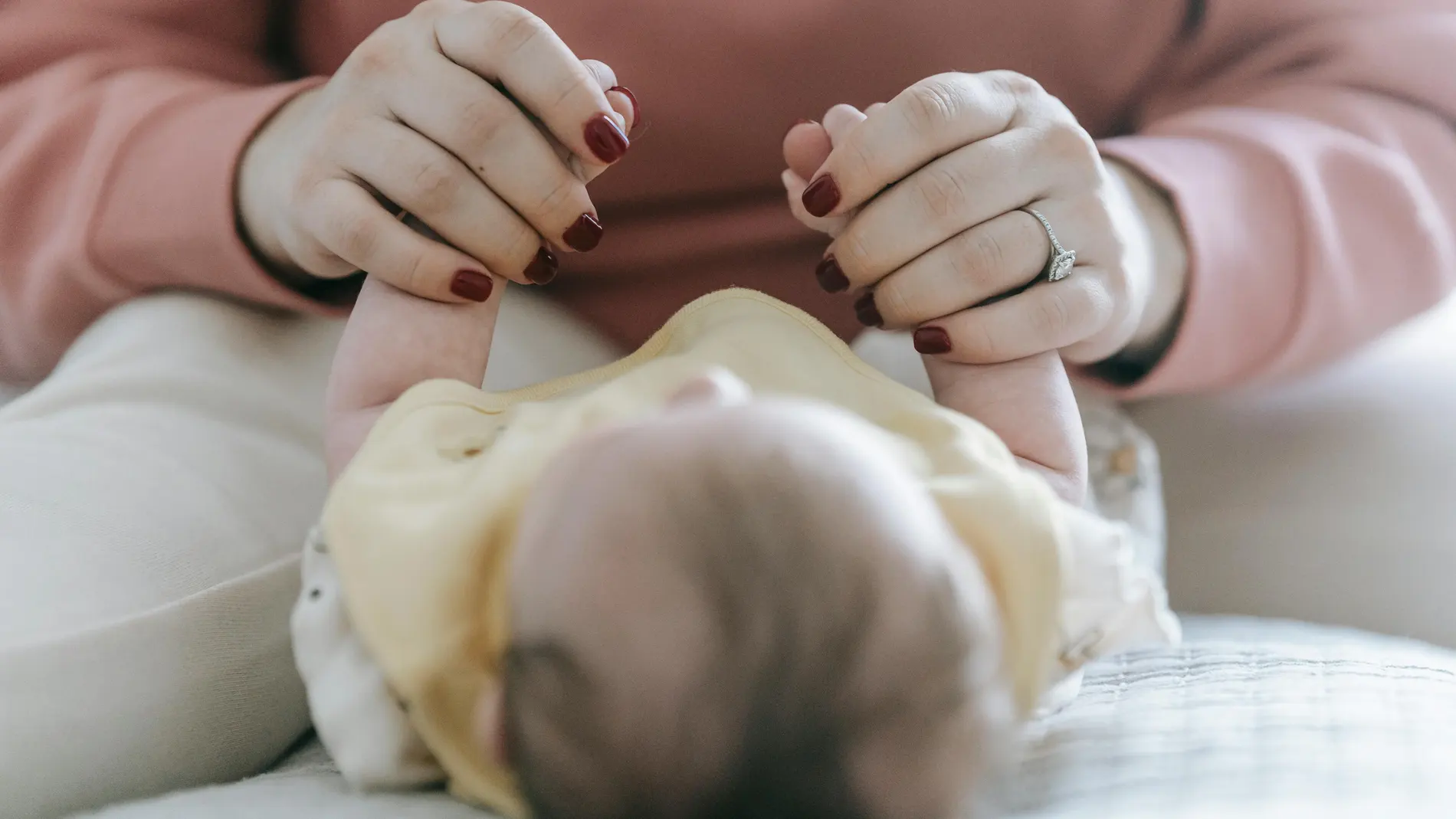 Imagen de archivo de una madre y un bebé. Imagen de archivo de una madre y un bebé.