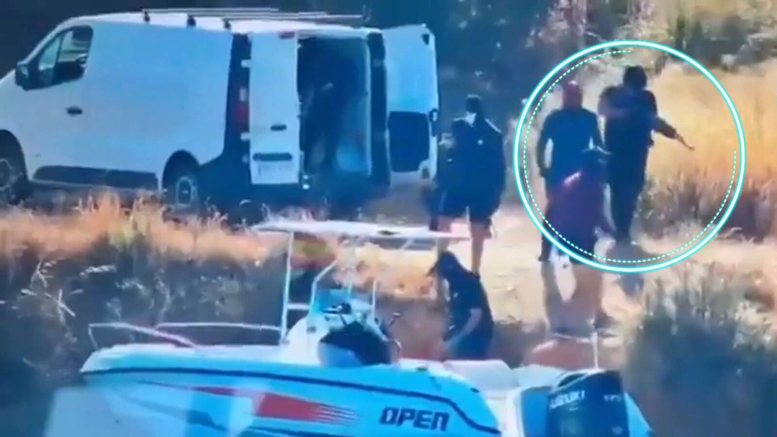 Narcotraficantes protegen una descarga de droga escoltados con rifles de asalto en Huelva