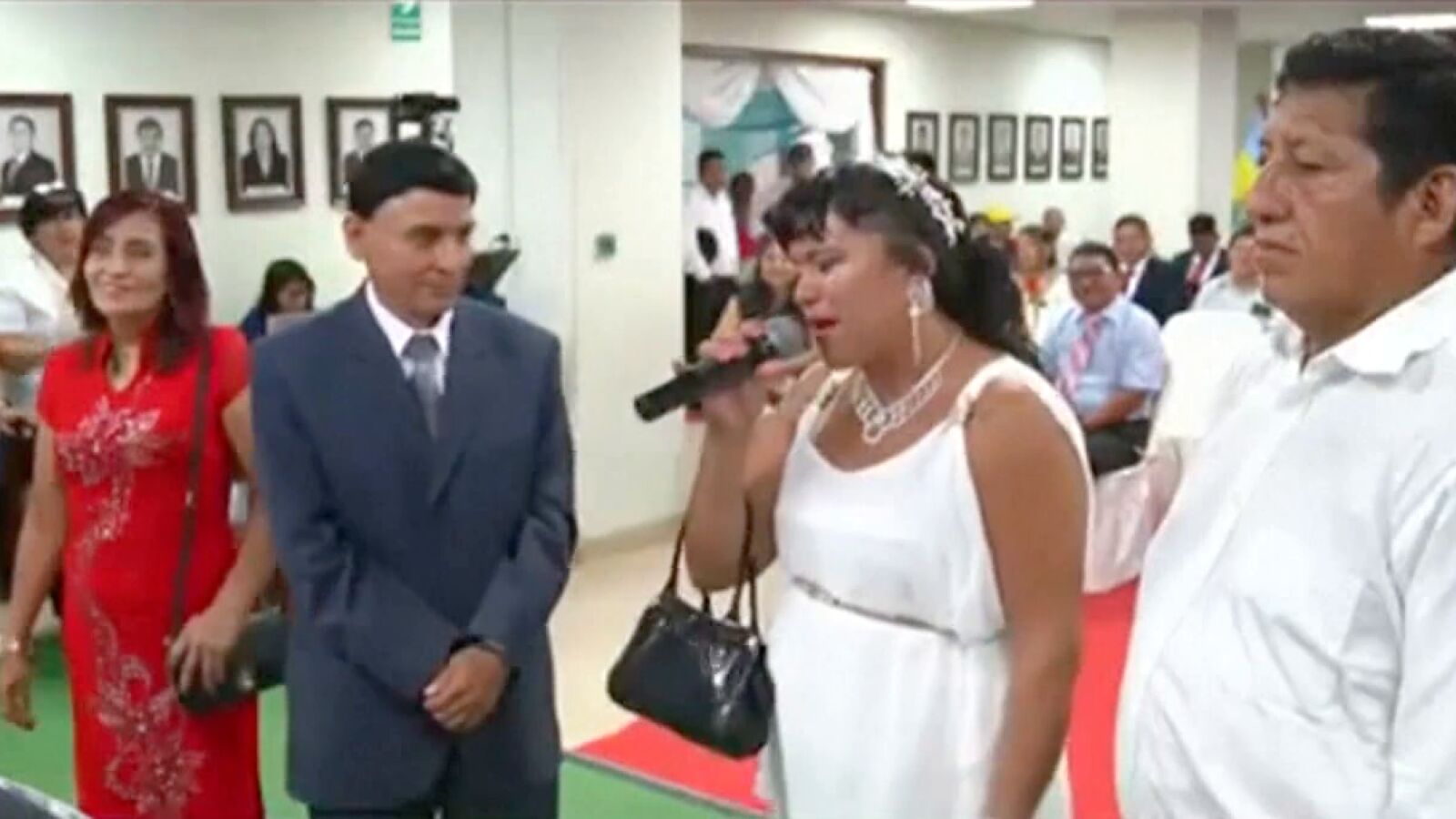 El momento viral en el que una novia deja plantado a su pareja en el altar en una boda televisada: 