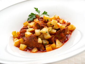 Costillas de cerdo en salsa roja, de Karlos Argui&ntilde;ano: el guiso perfecto para disfrutar en casa