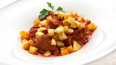 Costillas de cerdo en salsa roja, de Karlos Arguiñano: el guiso perfecto para disfrutar en casa Costillas de cerdo en salsa roja, de Karlos Arguiñano: el guiso perfecto para disfrutar en casa