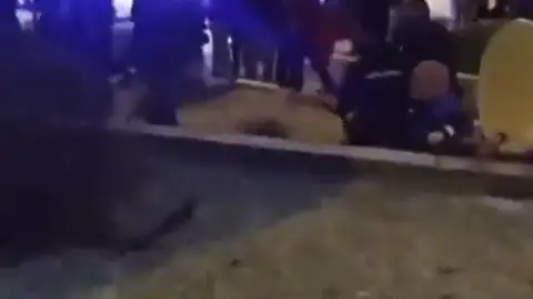 Cuatro policías heridos tras una batalla campal en A Coruña: “Este pub se está convirtiendo en la ruina del barrio de Matogrande” Cuatro policías heridos tras una batalla campal en A Coruña: “Este pub se está convirtiendo en la ruina del barrio de Matogrande”