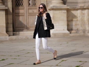 Mujer con pantalones skinny