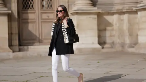 Mujer con pantalones skinny Mujer con pantalones skinny