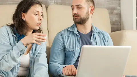 Pareja conversando Pareja conversando