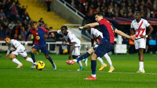 Lewandowski marca desde el punto de penalti