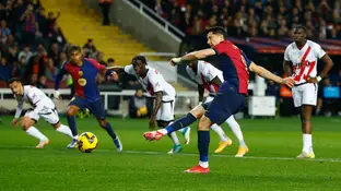 Lewandowski marca desde el punto de penalti Lewandowski marca desde el punto de penalti