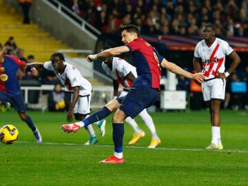 Lewandowski marca desde el punto de penalti