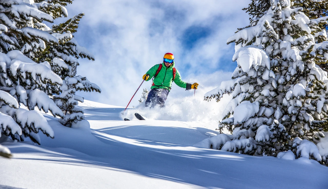 Chico joven esquiando