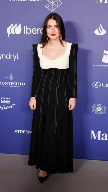 Sofía Bono posando para la prensa vSofía Bono posando para la prensa