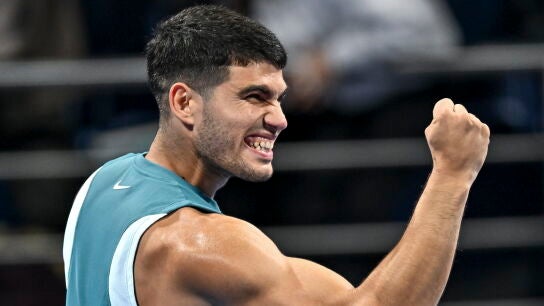 Alcaraz celebra un punto ante Cilic en Doha