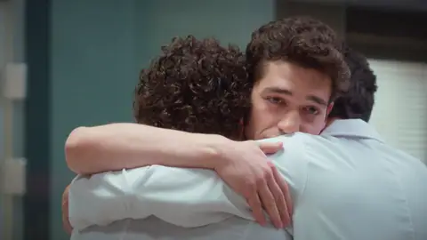 Aziz Uras deja el hospital tras la muerte de Zeynep: "Me voy durante un tiempo" Aziz Uras deja el hospital tras la muerte de Zeynep: "Me voy durante un tiempo"