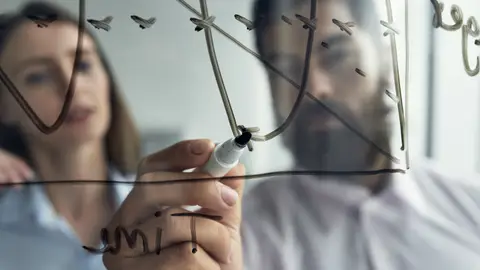 Un hombre resuelve un problema matemático Un hombre resuelve un problema matemático