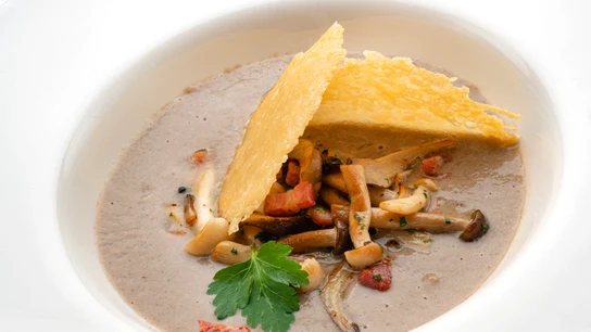 Sopa de setas con crujiente de queso con Karlos Arguiñano: la esencia otoñal en cada cucharada Sopa de setas con crujiente de queso con Karlos Arguiñano: la esencia otoñal en cada cucharada
