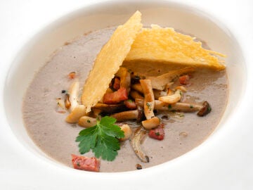 Sopa de setas con crujiente de queso con Karlos Argui&ntilde;ano: la esencia oto&ntilde;al en cada cucharada
