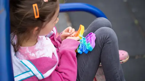 Una niña jugando sola Una niña jugando sola
