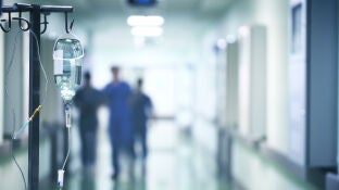 M&eacute;dicos en el pasillo de un hospital