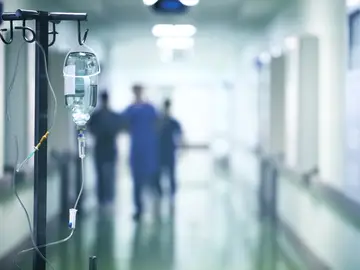 Médicos en el pasillo de un hospital Médicos en el pasillo de un hospital