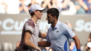 Sinner y Djokovic tras su partido en el Open de Australia 2024