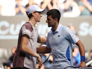 Sinner y Djokovic tras su partido en el Open de Australia 2024