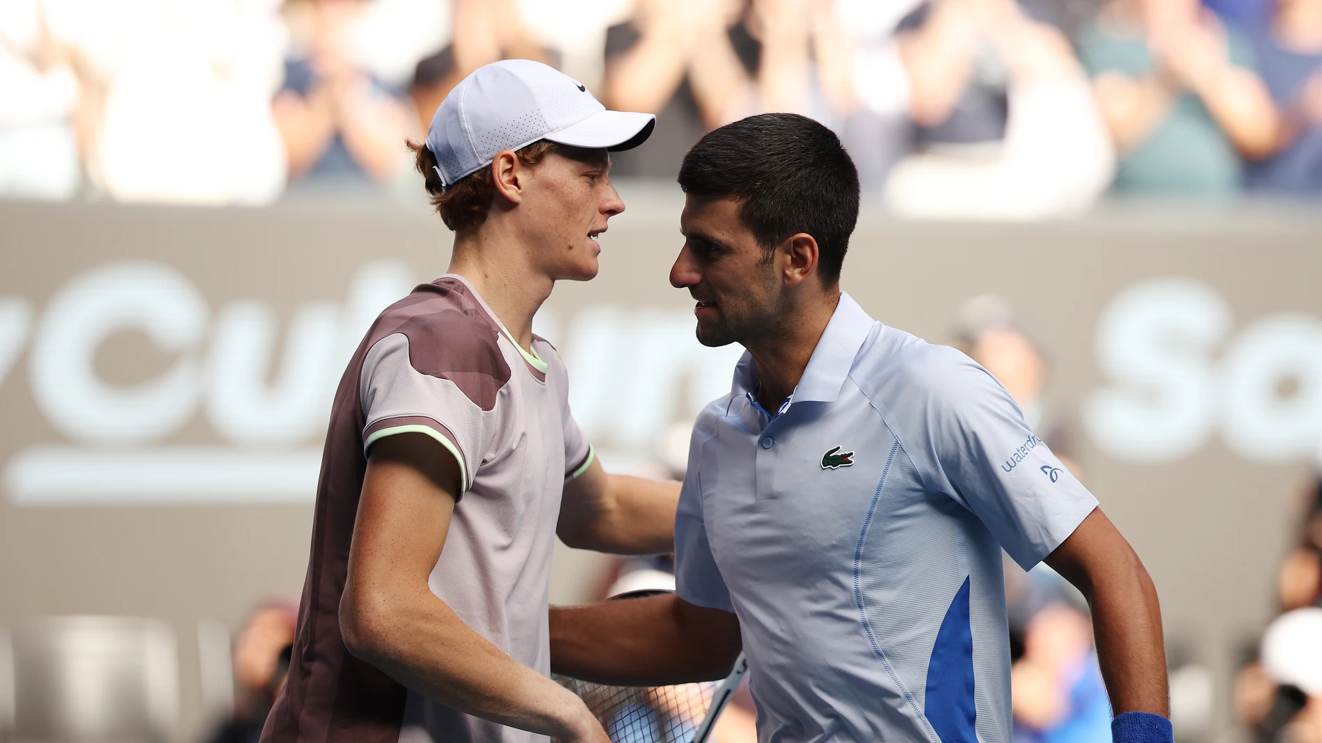 Sinner y Djokovic tras su partido en el Open de Australia 2024 Sinner y Djokovic tras su partido en el Open de Australia 2024