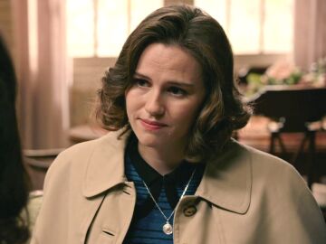 Claudia pide a Digna que contrate a su t&iacute;a Manuela, pero a ella no le parece buena idea