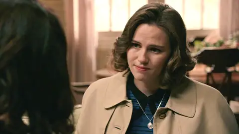 Claudia pide a Digna que contrate a su tía Manuela, pero a ella no le parece buena idea Claudia pide a Digna que contrate a su tía Manuela, pero a ella no le parece buena idea