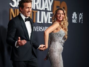 Blake Lively y Ryan Reynolds en el especial del 50 aniversario de SNL