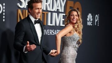 Blake Lively y Ryan Reynolds en el especial del 50 aniversario de SNL