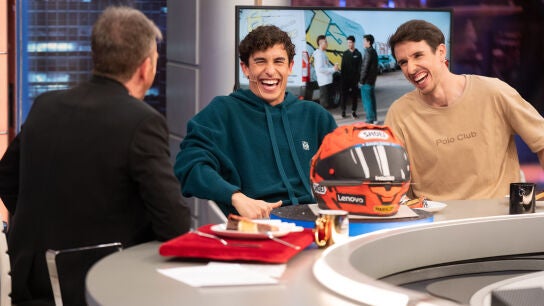 "El seis veces campe&oacute;n de mundo, &Aacute;lex M&aacute;rquez": as&iacute; fue la entrega de premios donde confundieron a los dos hermanos