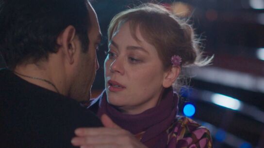 &iquest;Un beso frenado? Bahar y Evren se acercan como nunca sin imaginar que Timur los est&aacute; viendo