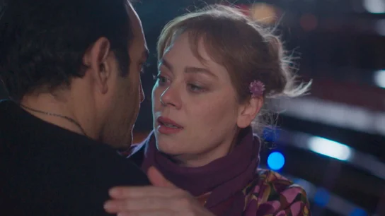 ¿Un beso frenado? Bahar y Evren se acercan como nunca sin imaginar que Timur los está viendo ¿Un beso frenado? Bahar y Evren se acercan como nunca sin imaginar que Timur los está viendo