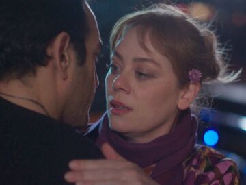 &iquest;Un beso frenado? Bahar y Evren se acercan como nunca sin imaginar que Timur los est&aacute; viendo