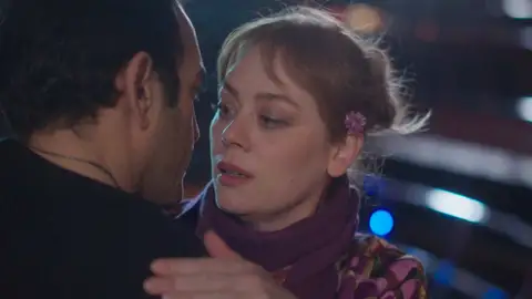 ¿Un beso frenado? Bahar y Evren se acercan como nunca sin imaginar que Timur los está viendo ¿Un beso frenado? Bahar y Evren se acercan como nunca sin imaginar que Timur los está viendo