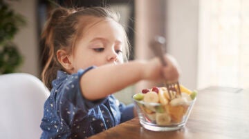 Niña comiendo