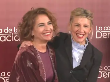 Montero y Díaz abrazadas. Montero y Díaz abrazadas.