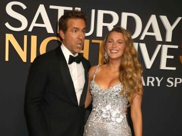 Ryan Reynolds y Blake Lively en el programa especial del 50 aniversario de SNL