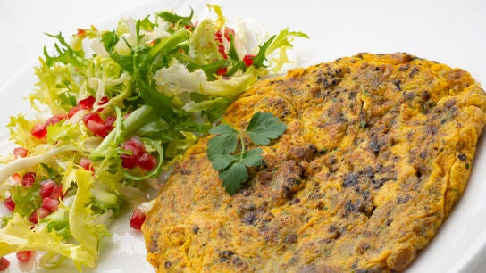 Tortilla de morcilla y cebolla caramelizada: una explosi&oacute;n de sabor en cada bocado
