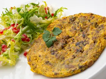 Tortilla de morcilla y cebolla caramelizada: una explosión de sabor en cada bocado Tortilla de morcilla y cebolla caramelizada: una explosión de sabor en cada bocado