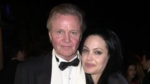 Angelina Jolie con su padre, Jon Voight Angelina Jolie con su padre, Jon Voight