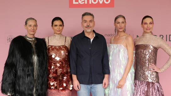El desfile de Juan Duyos, con modelos como Laura Sánchez o Paola Dominguín El desfile de Juan Duyos, con modelos como Laura Sánchez o Paola Dominguín