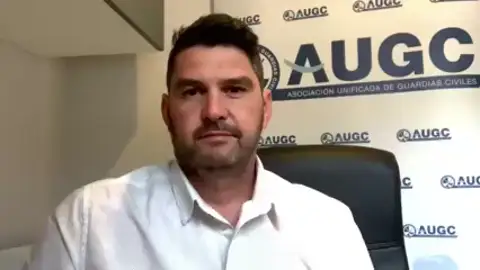 Muere un narco al chocar con una patrullera de la Guardia Civil y tirarse al agua en una persecución en el río Guadalquivir Muere un narco al chocar con una patrullera de la Guardia Civil y tirarse al agua en una persecución en el río Guadalquivir